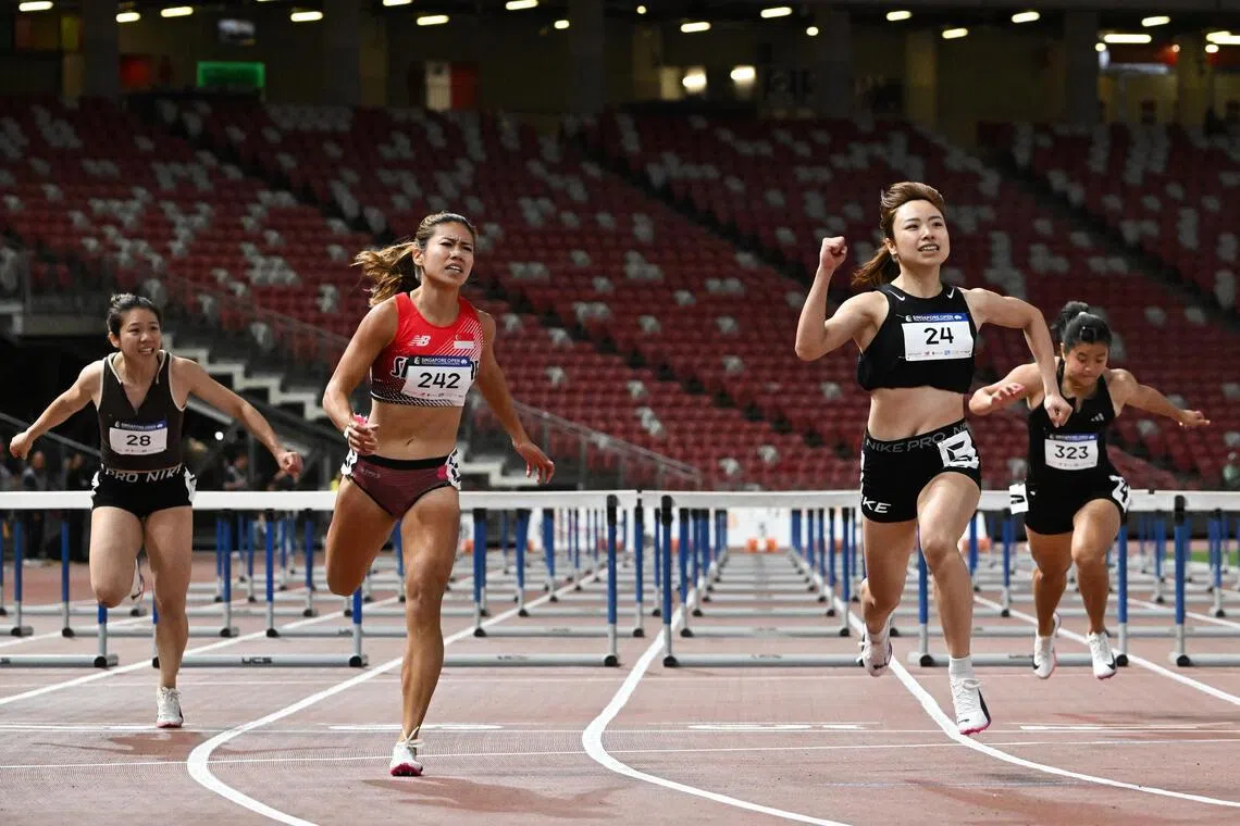 王浄蓉（左二）在摘银后打趣道，香港选手来新参加比赛，还是她帮忙付的酒店费，没想到比赛中对方反而给自己施加这么大压力。不过她坦言，有这样的良性竞争是件好事。（海峡时报）