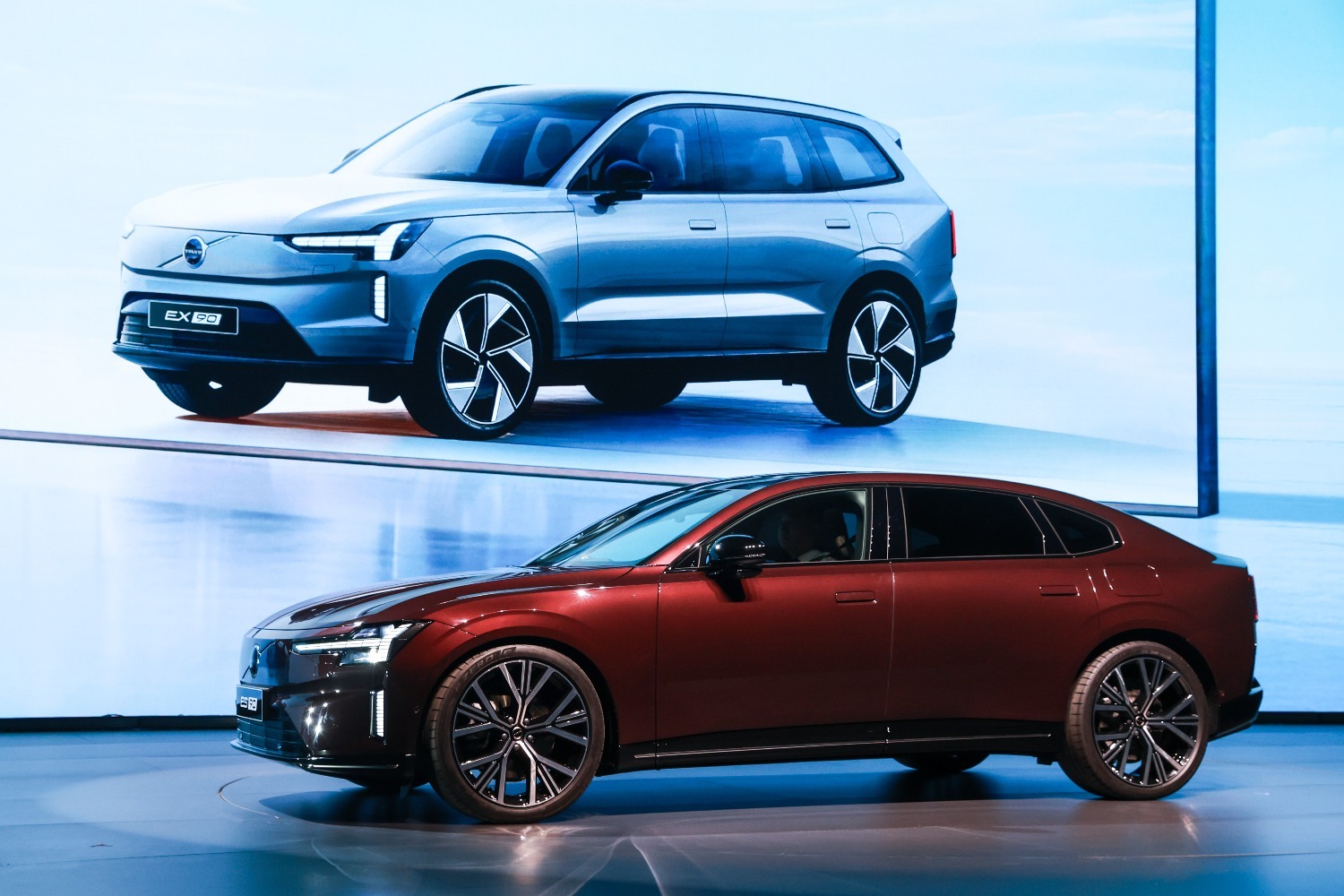 99年安全哲学再进阶 沃尔沃EX90/ES90纯电双旗舰预售价42.99万元起