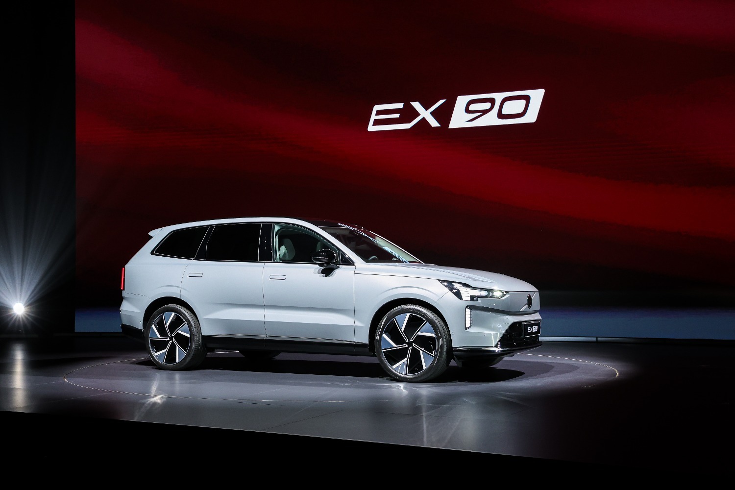 99年安全哲学再进阶 沃尔沃EX90/ES90纯电双旗舰预售价42.99万元起