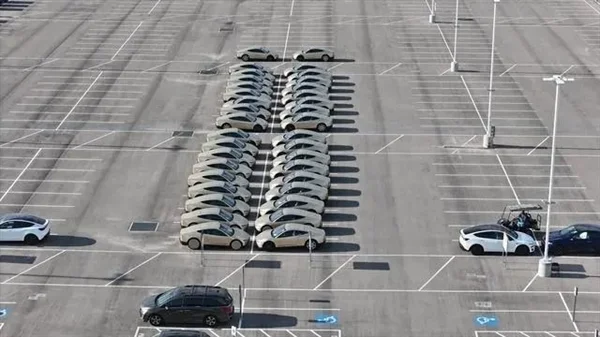 约60台特斯拉Cybercab量产版惊现得州工厂：方向盘竟然还在！