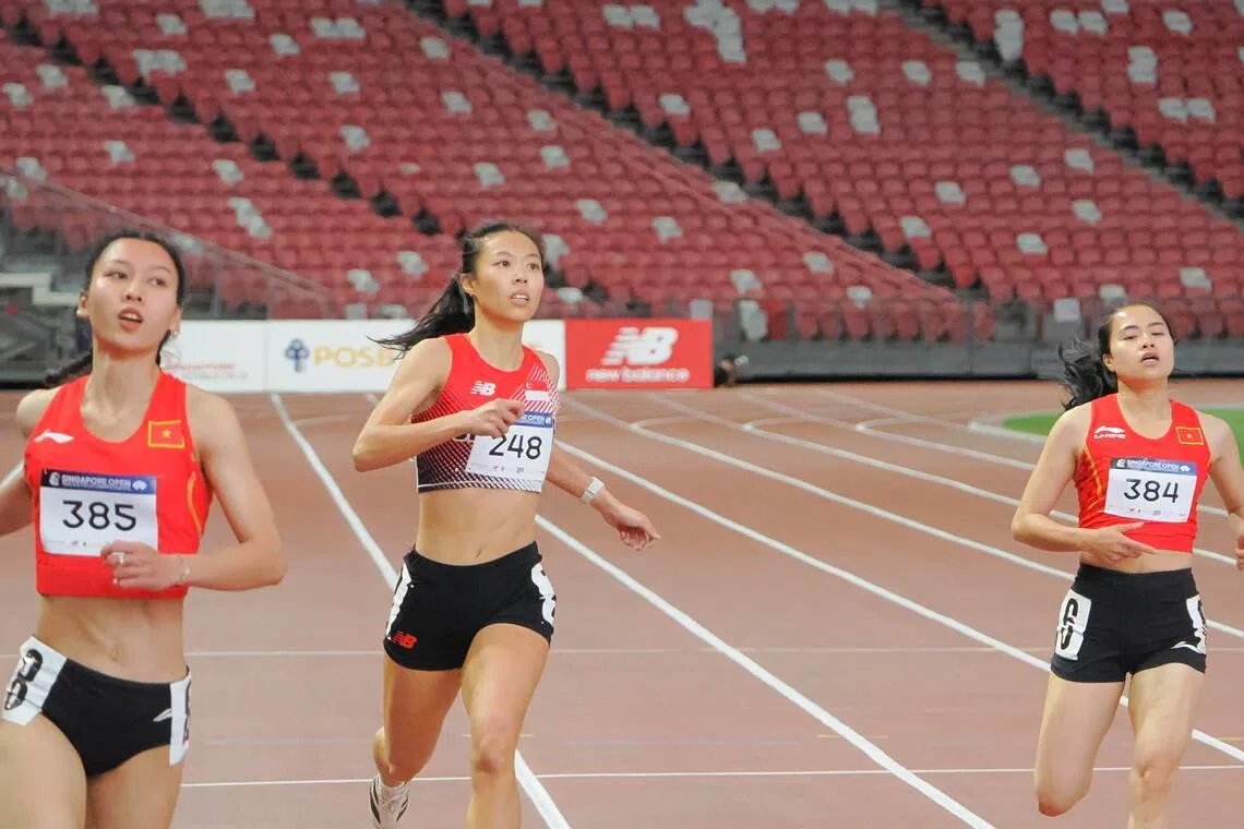 在珊蒂缺席的情况下，陈绪洳（左二）帮助新加坡收下一枚200米银牌。（卓舒畅摄）