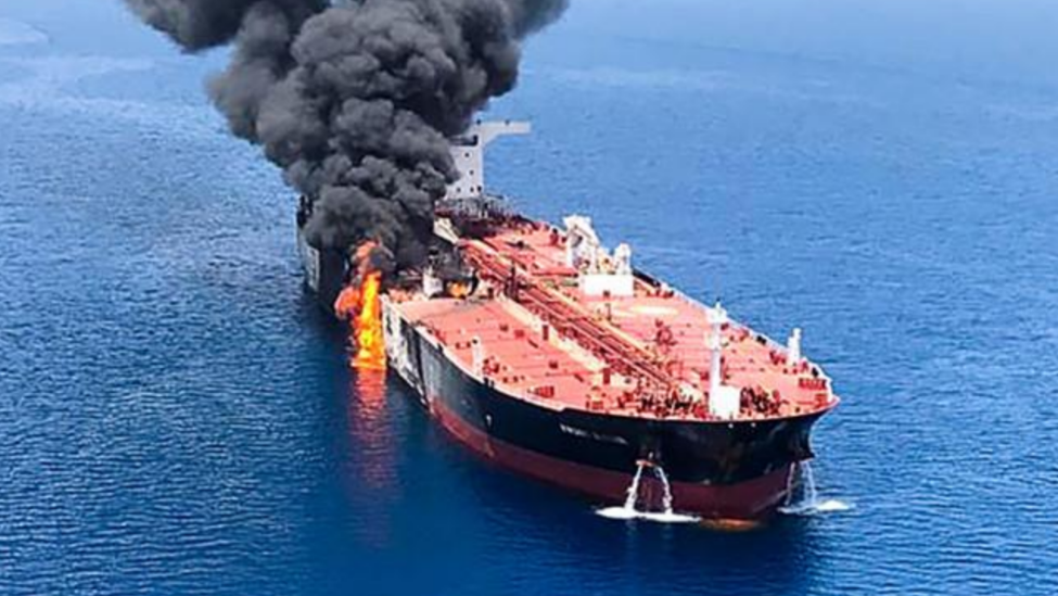 美国军舰挑衅伊朗商船遭革命卫队驱离