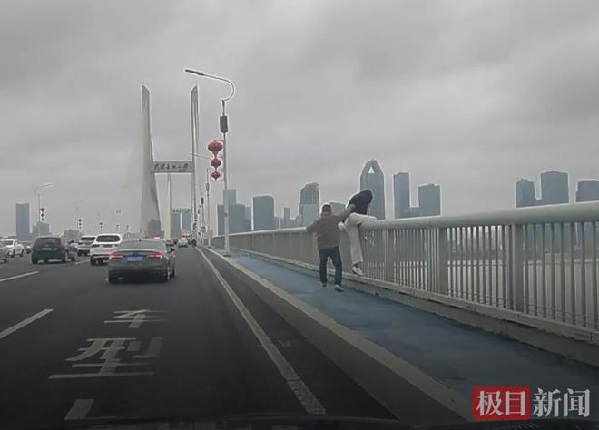 老司机十秒生死时速，长江二桥勇救轻生少女