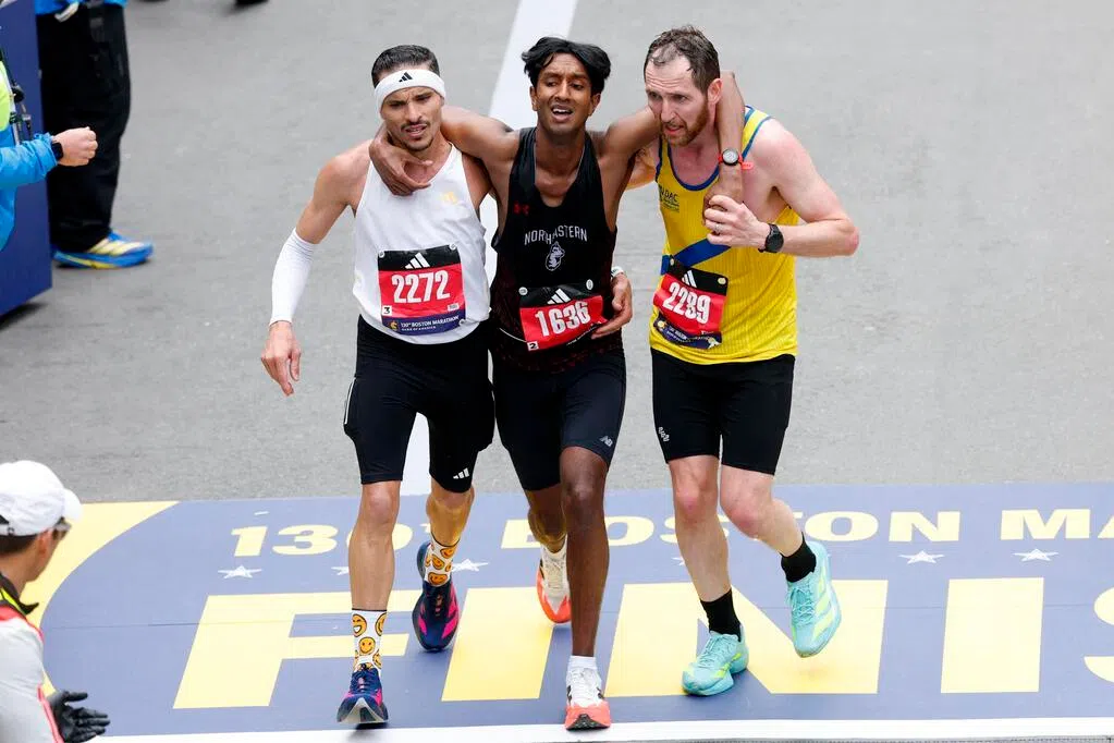 马拉松赛场上的温暖瞬间：两位“天使”跑者助力倒地选手完赛