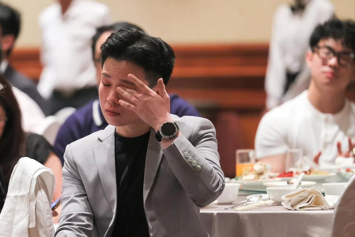 在观看新加坡保龄球总会播放的致敬视频时，梁蕙芬一度感动落泪。（张俊杰摄）