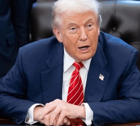 特朗普首次以在职总统身份出席美国最高法院听证会：沉默观察，幕后施压？