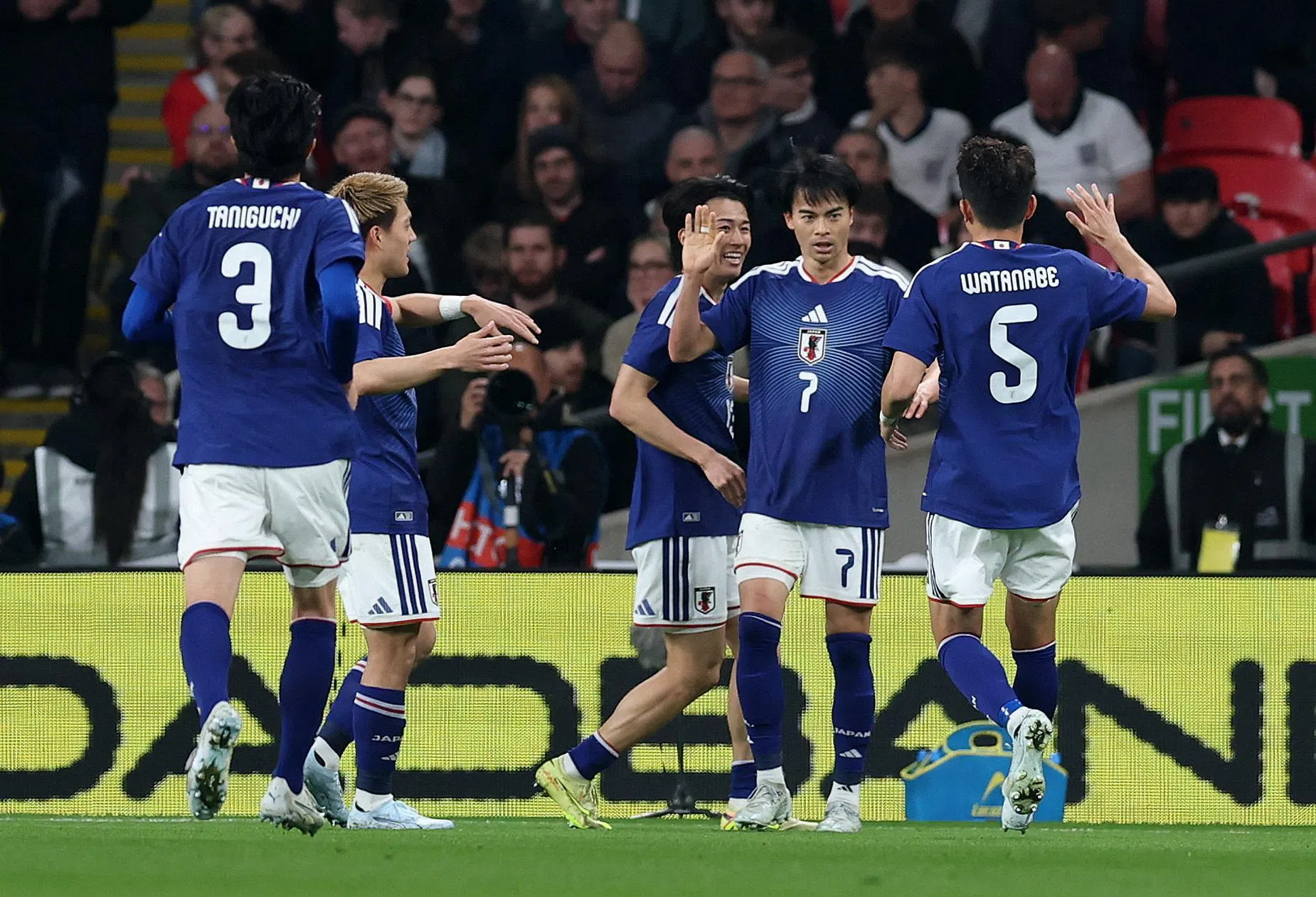 日本翼锋三笘薰（7号）在第23分钟攻入本场比赛的唯一进球。（路透社）