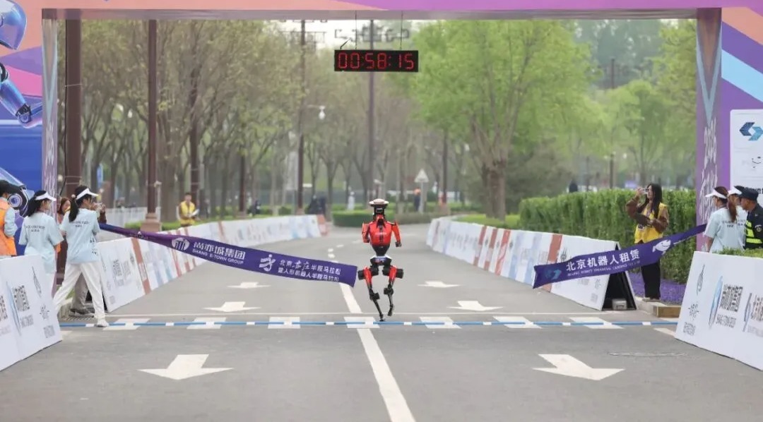 荣耀机器人在人形机器人大半马比赛中以50分26秒刷新世界纪录
