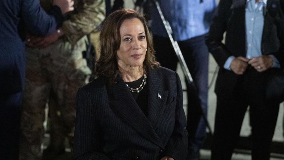 特朗普试图转移视线 哈里斯称民众反对对伊军事行动