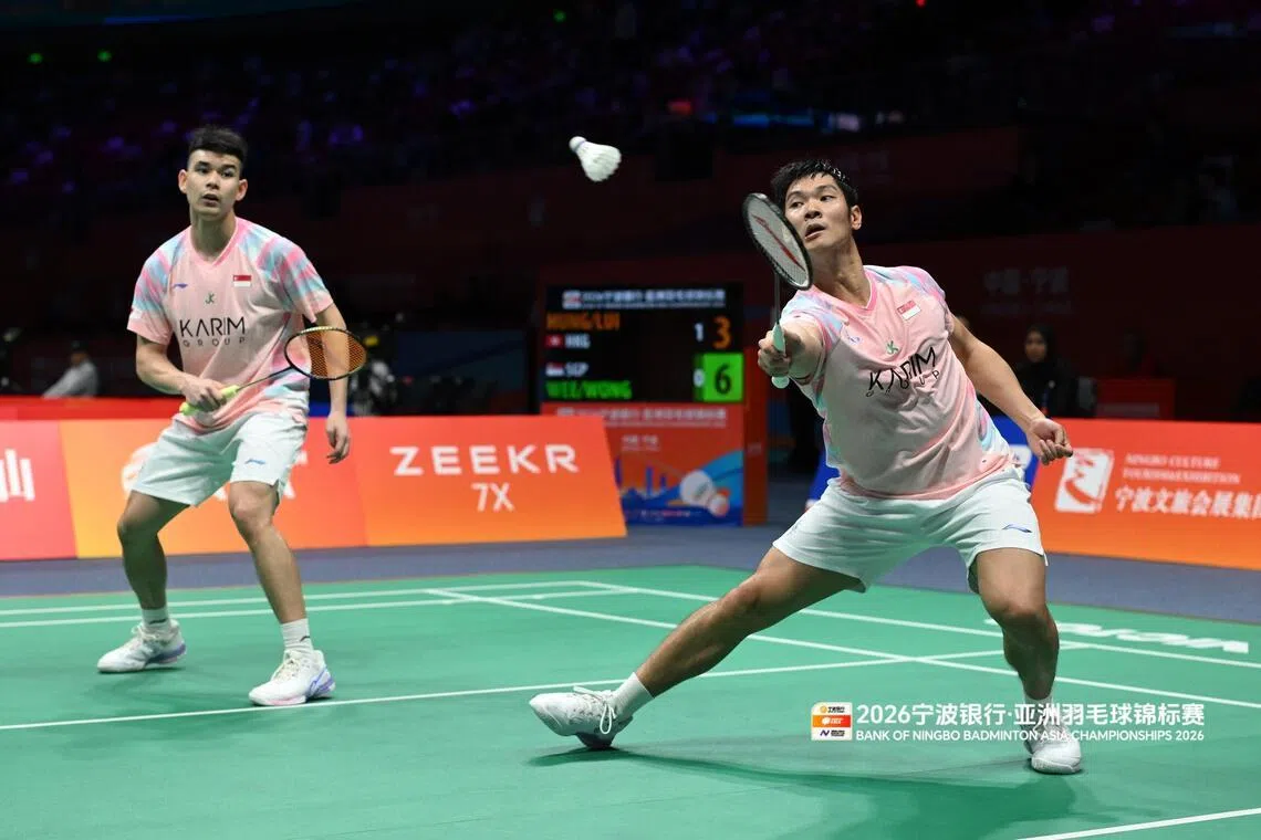 黄劲腾（左）和黄家豪三局都一度面临对手猛烈追击，所幸最后在双方的首次交手中获得胜利。（亚洲羽毛球锦标赛提供）