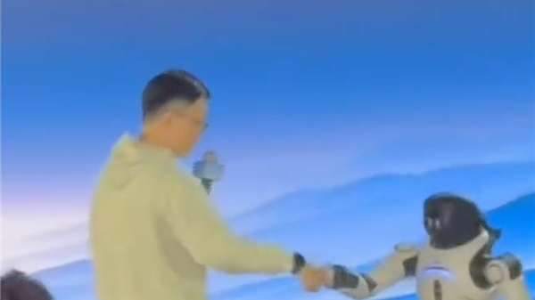 机器人智斗稚晖君：灵活应对多变握手挑战