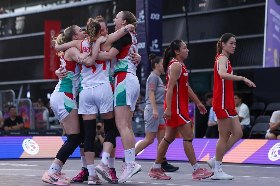 面对中欧劲旅匈牙利（白衣），我国团队（红衣）一度取得领先，但防线在对手的持续冲击下瓦解，最终遭到逆转。（白艳琳摄）