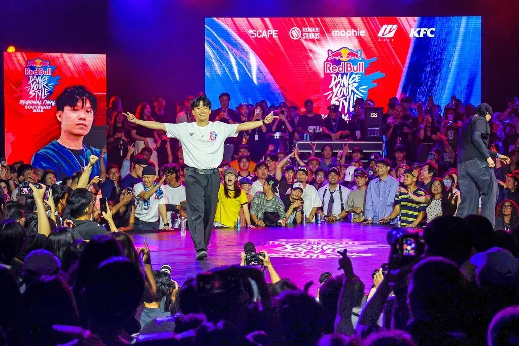 新加坡选手陈健永在红牛街舞大赛中力压200多名对手，争夺世界街舞冠军头衔