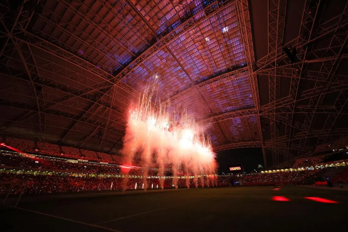 在比赛结束后，新加坡足总还安排了一场炫丽的烟花秀。（张俊杰摄）