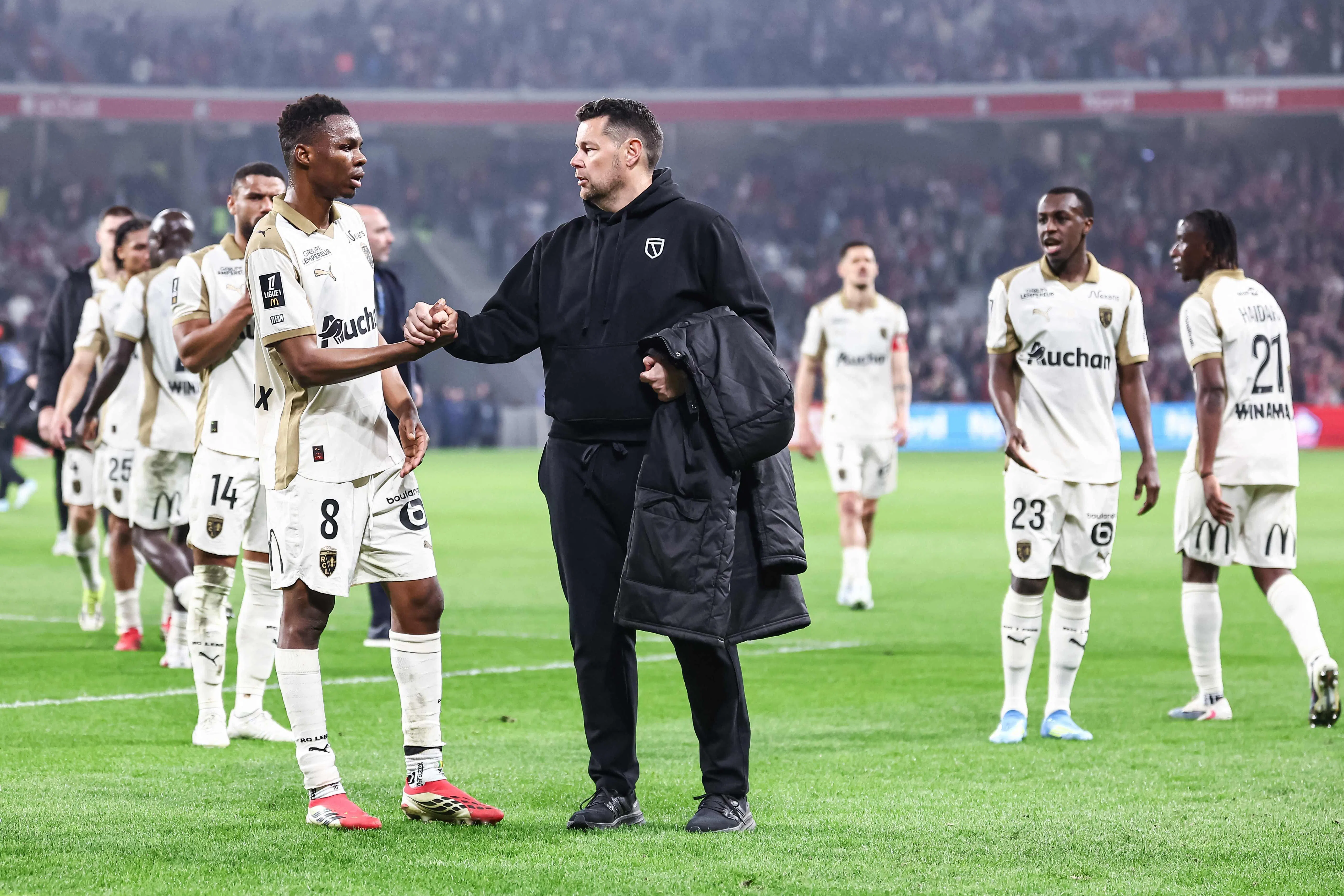 朗斯主帅萨热（中）不满球队表现，称他们没有进入状态。（法新社）