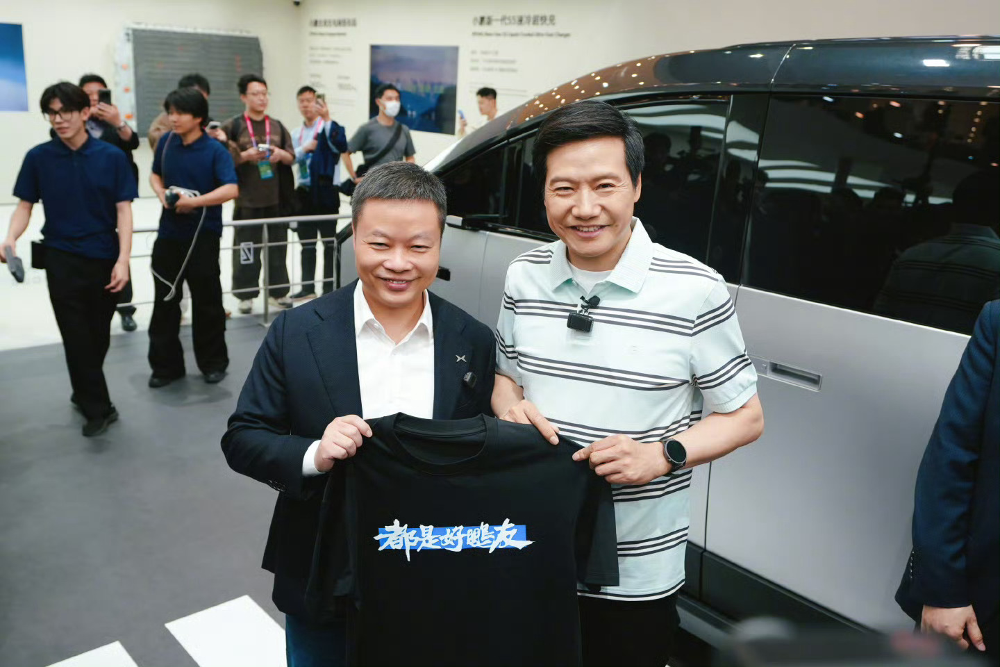 雷军赠小鹏汽车“都是好鹏友”T恤