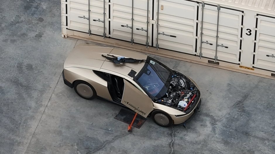 特斯拉Cybercab机舱曝光:无前备箱,超大储液罐保障自动驾驶安全