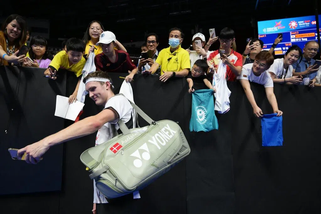 赛场英豪显身手，“中文十级”安赛龙退役塑造模范形象