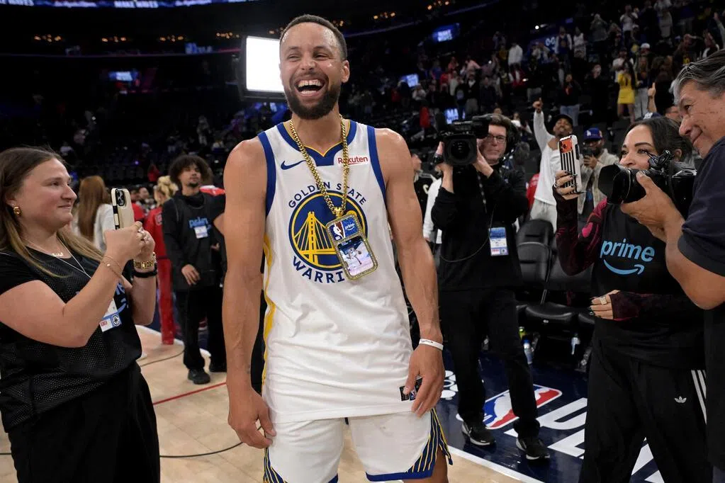 勇士末节爆发三分雨 柯里绝杀助球队逆袭击败快艇挺进季后赛