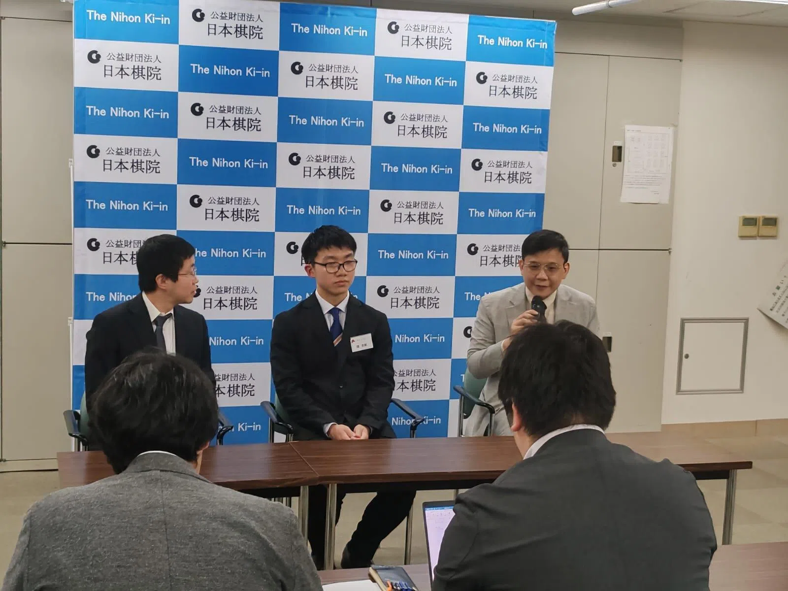 新加坡围棋协会会长李信强（右）在单独为协会及陈奕航（中）召开的日本媒体记者会上指出，协会会尽可能给予奕航帮助，让他在新加坡维持竞技状态。左为陈奕航的师父、台湾职业围棋八段选手李沂修。（陈明耀摄）