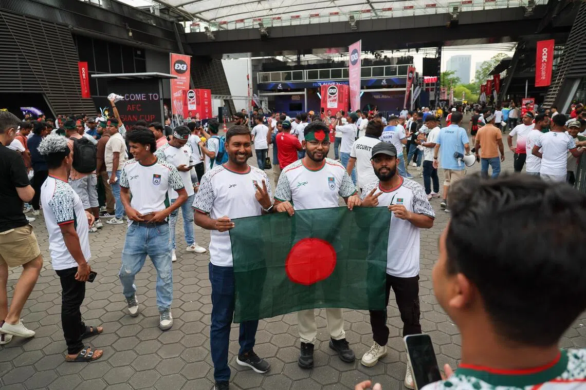 虽然能入座国家体育场的孟加拉球迷只有6000人，但他们的加油呐喊声也是震耳欲聋。（张俊杰摄）