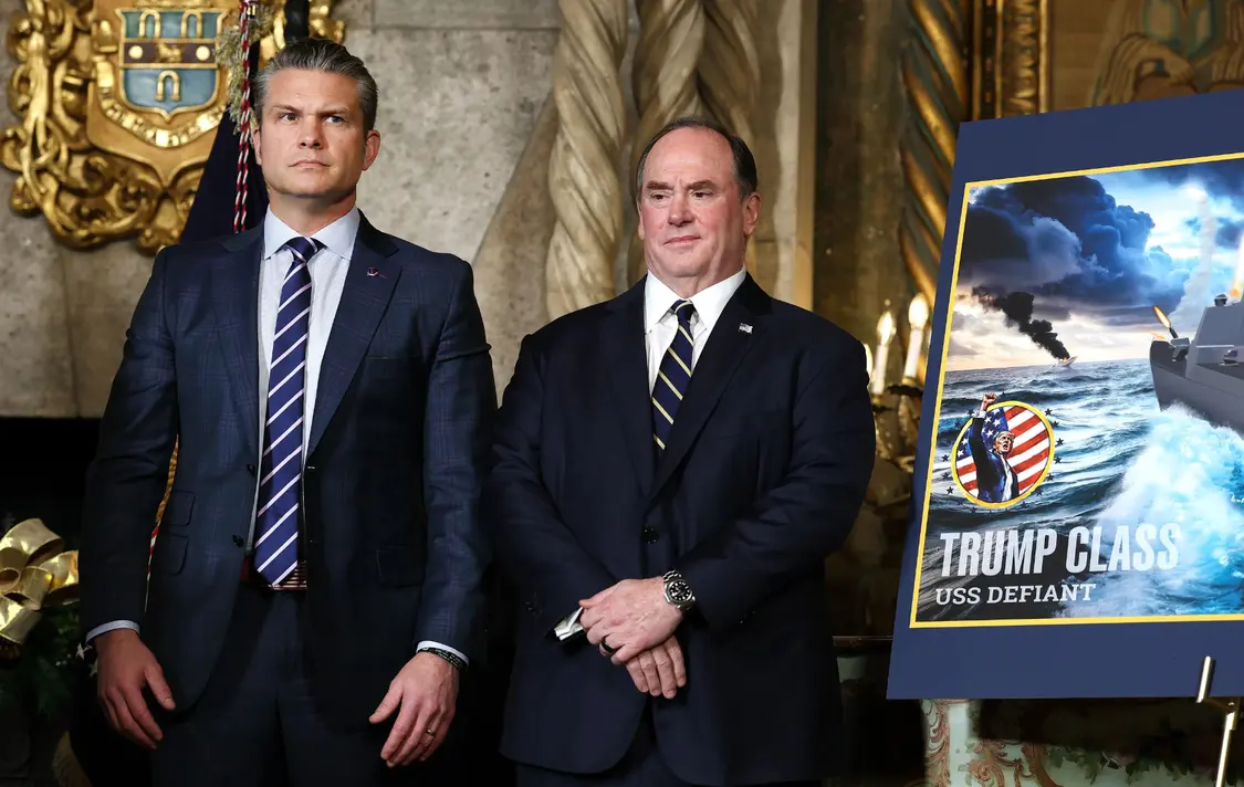去年4月，美国防长赫格塞思和美国海军部长费兰在特朗普级战列舰设想图前召开发布会。