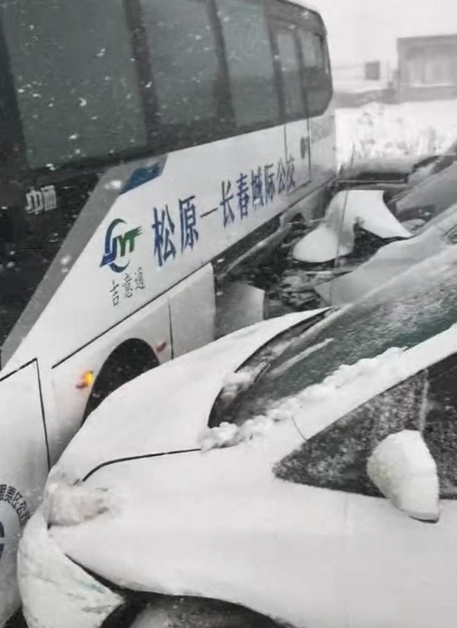 吉林省暴雪引发连环车祸 看守现场的目击者透露多车相撞 全省超百处高速公路出入口封闭