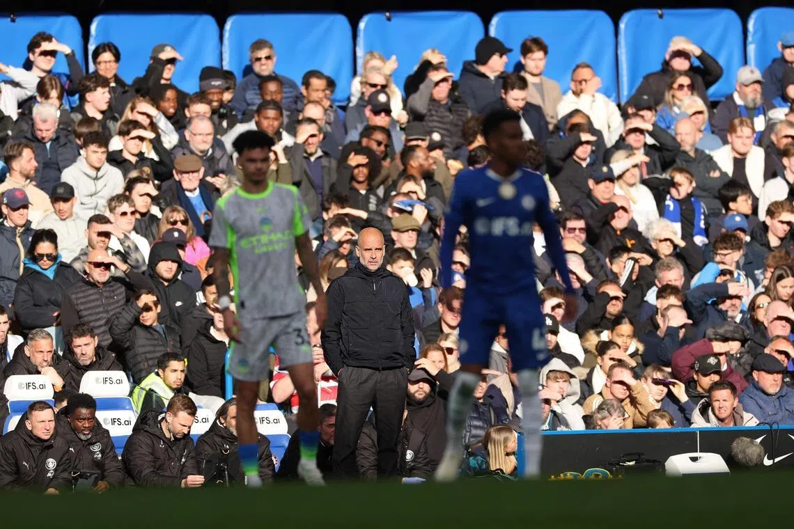 虽然在联赛杯决赛击败阿申纳夺冠，但曼市主帅瓜迪奥拉（中）认为，还须给予炮兵足够尊重，球队须在双方的直接交锋全力以赴。（法新社）