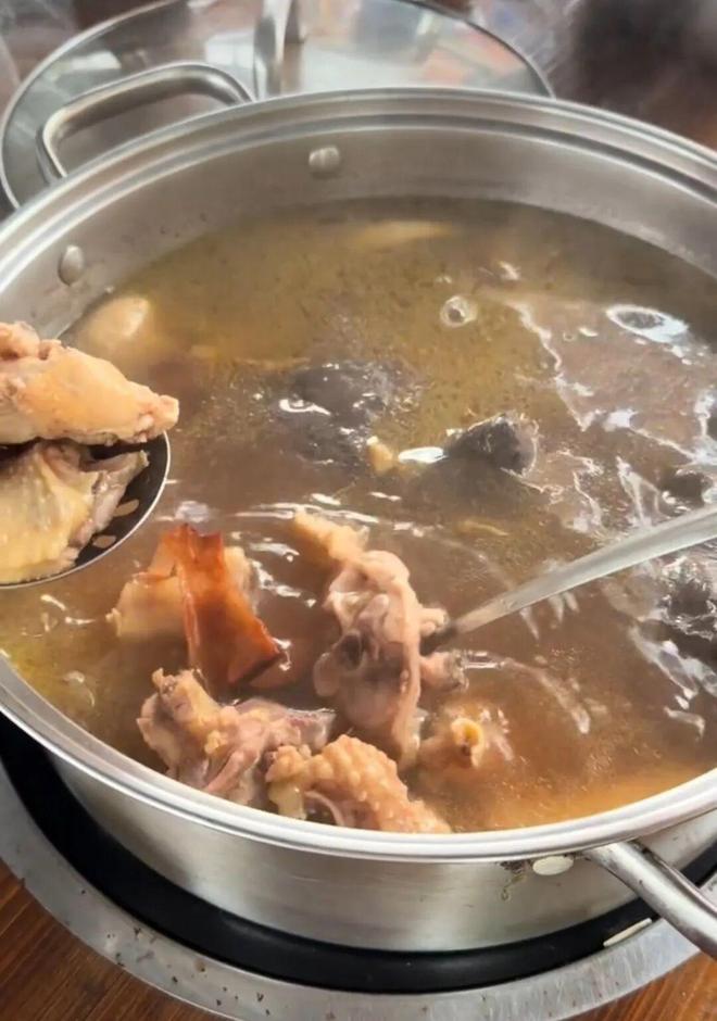 广东爆火鸡煲店多款自泡酒已被抢空，当地文旅否认施压开门营业：是“老莫”自己宠粉，已提供一系列支持措施