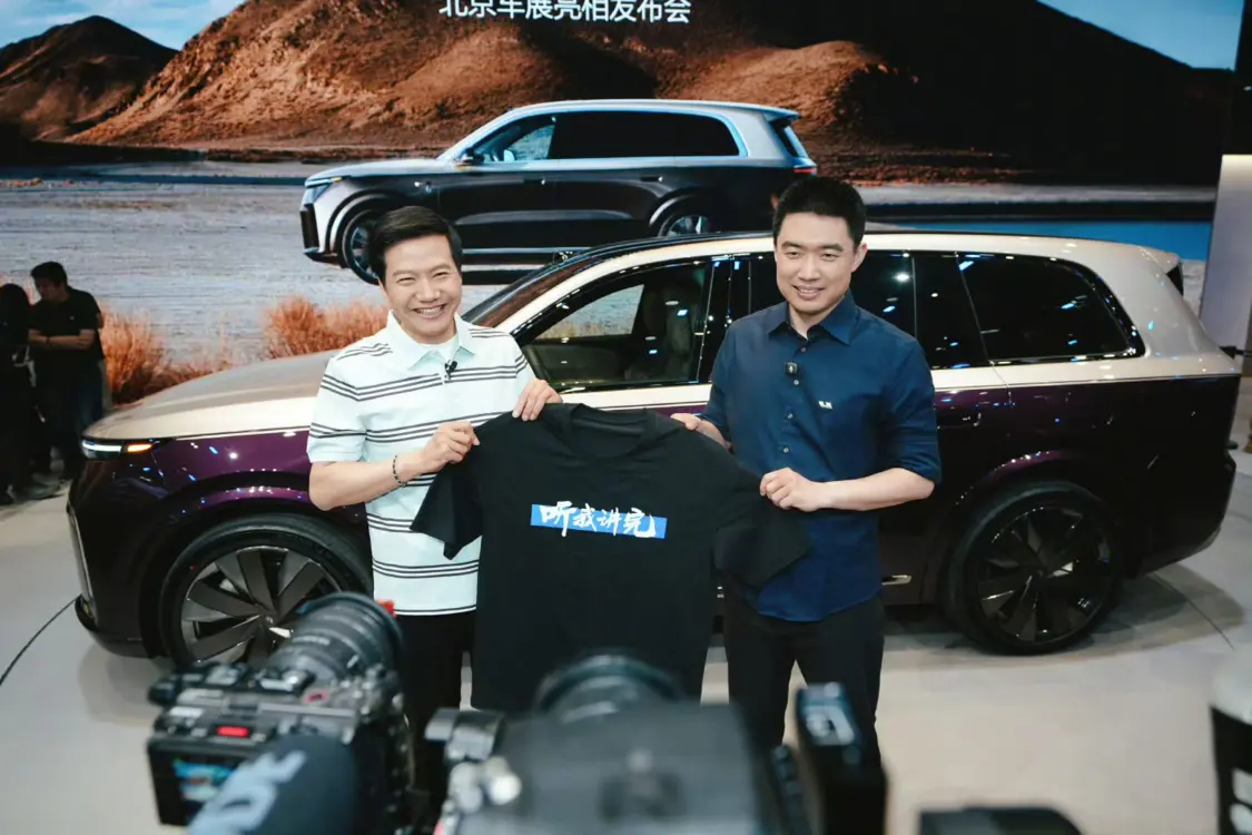 雷军赠理想汽车“听我讲完”T恤