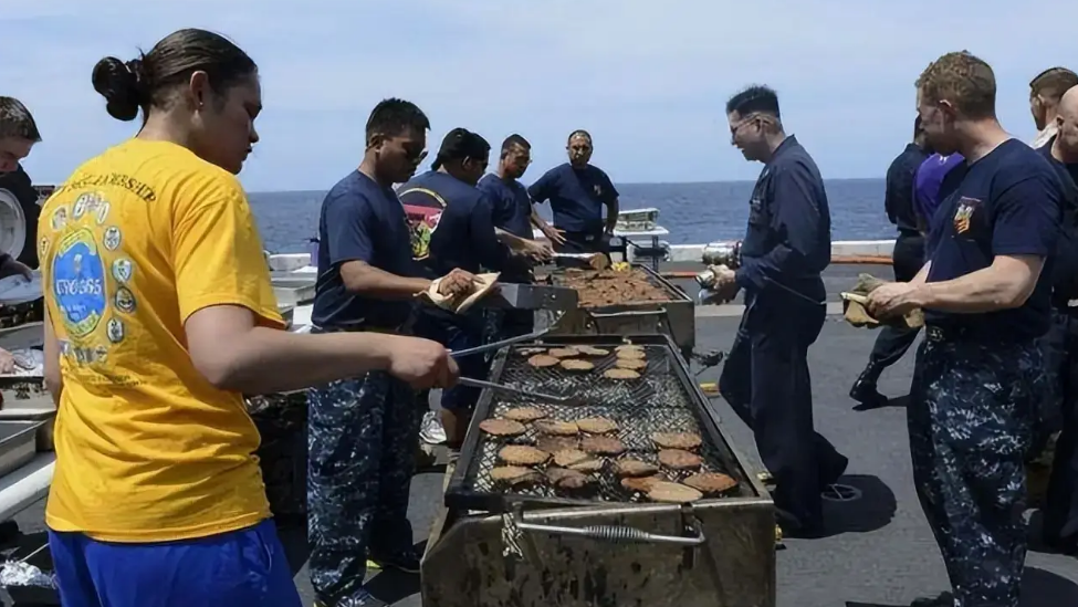 美军驻中东舰队食品问题致 morale 下滑至历史最低点