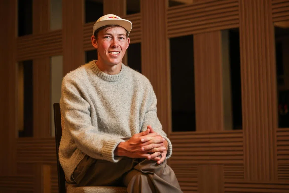 去年的T100男子总冠军怀尔德10年前才开始接触铁人三项，属于这个运动的“晚修生”，他在过去两届奥运拿到一银（2024年）一铜（2021年）。（海峡时报）