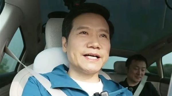 雷军购巨型广告牌向小鹏汽车道歉致敬 承认曾伤何小鹏心