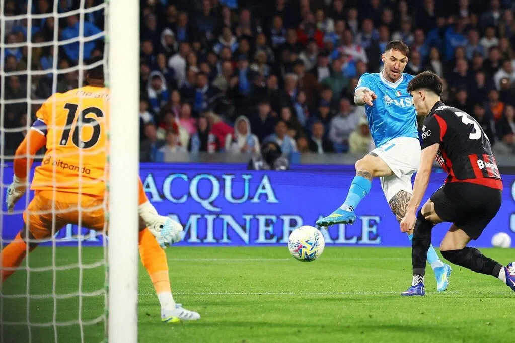 那不勒斯险胜都灵 继续保留意甲卫冕机会