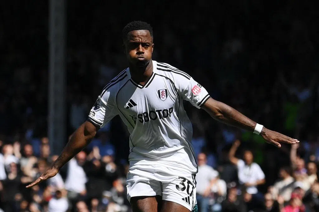 富勒姆主场击败维拉 英超前三争夺受挫