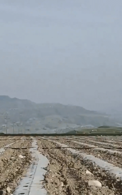 伊朗当地警民对飞来的美军直升机开枪