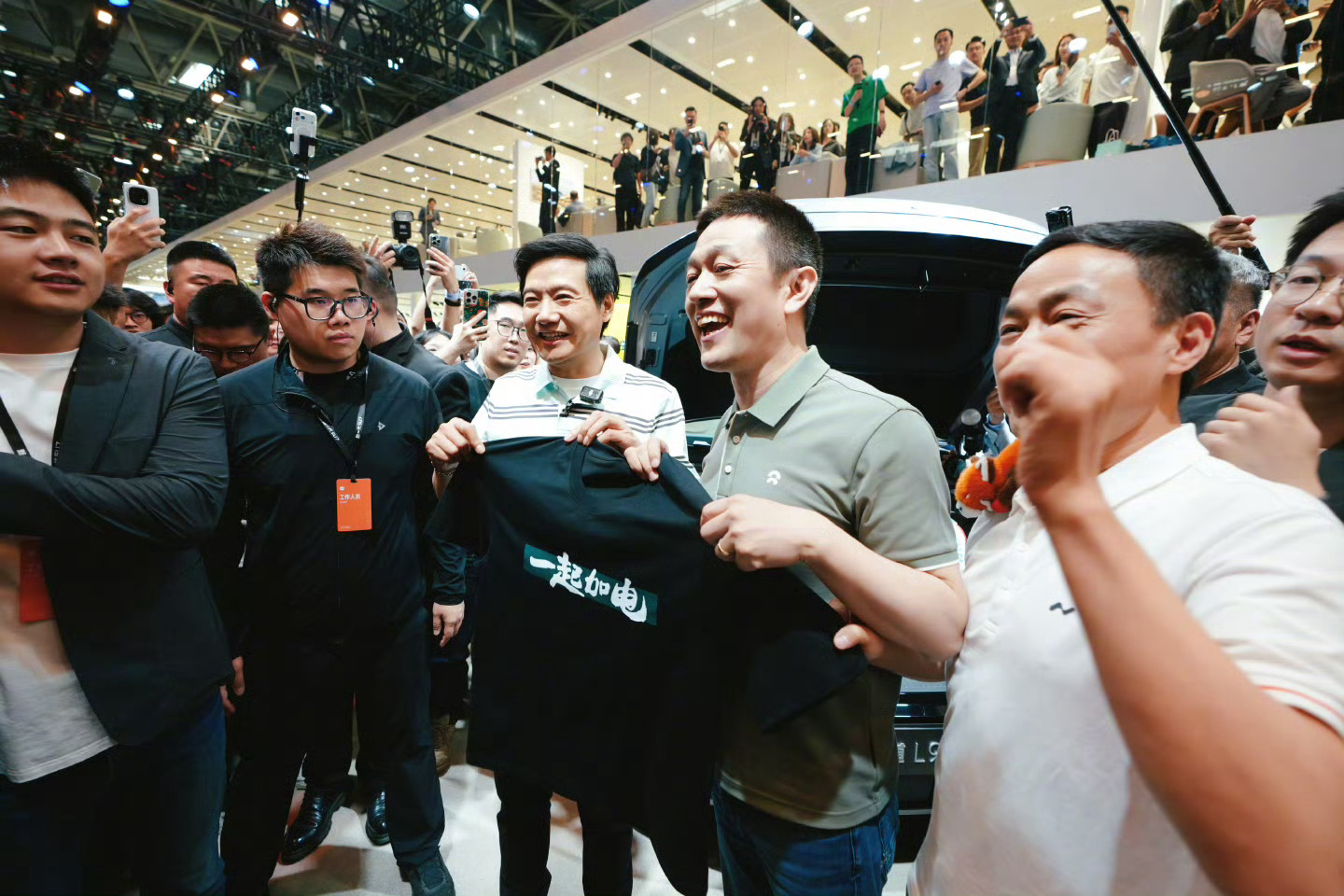 雷军赠蔚来汽车“一起家电”T恤