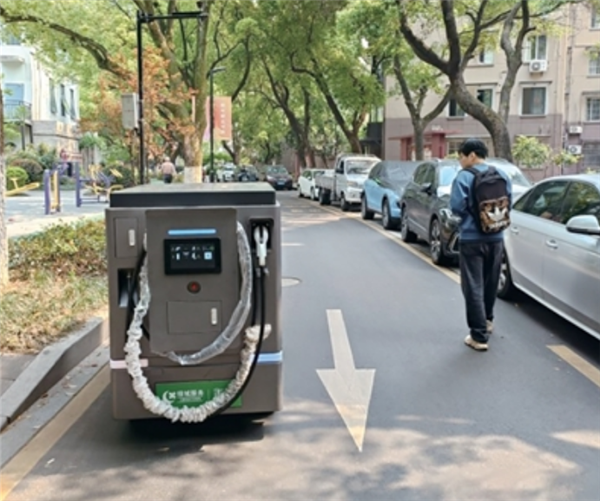 移动充电机器人来了 老旧小区也可以放心买电车