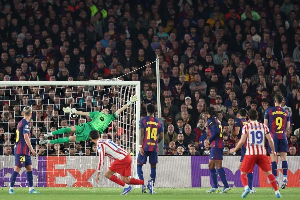 巴萨十人阵容险胜 勒夫批评裁判争议判罚 欧冠晋级前景乐观