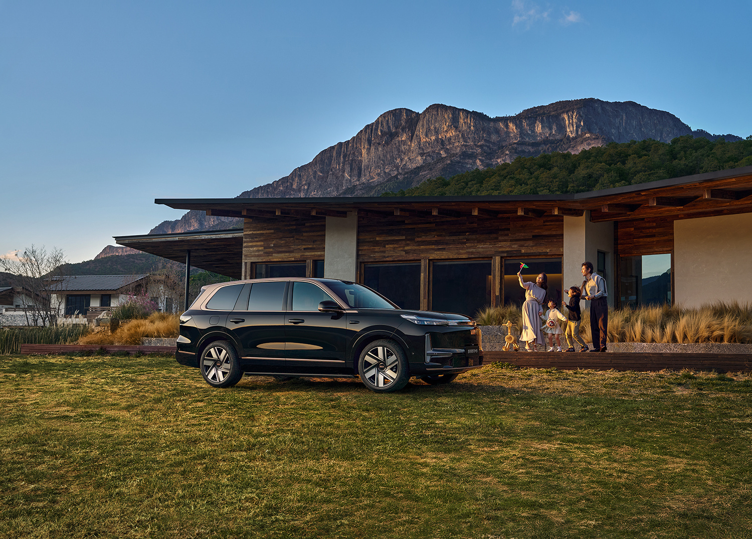 配千里浩瀚H7智驾方案 吉利银河M9黑金智曜版限时先享价25.98万元