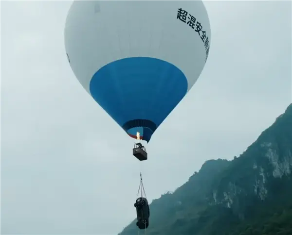 太硬核！沃尔沃XC70 35米高空自由落体：车门竟还能轻松打开