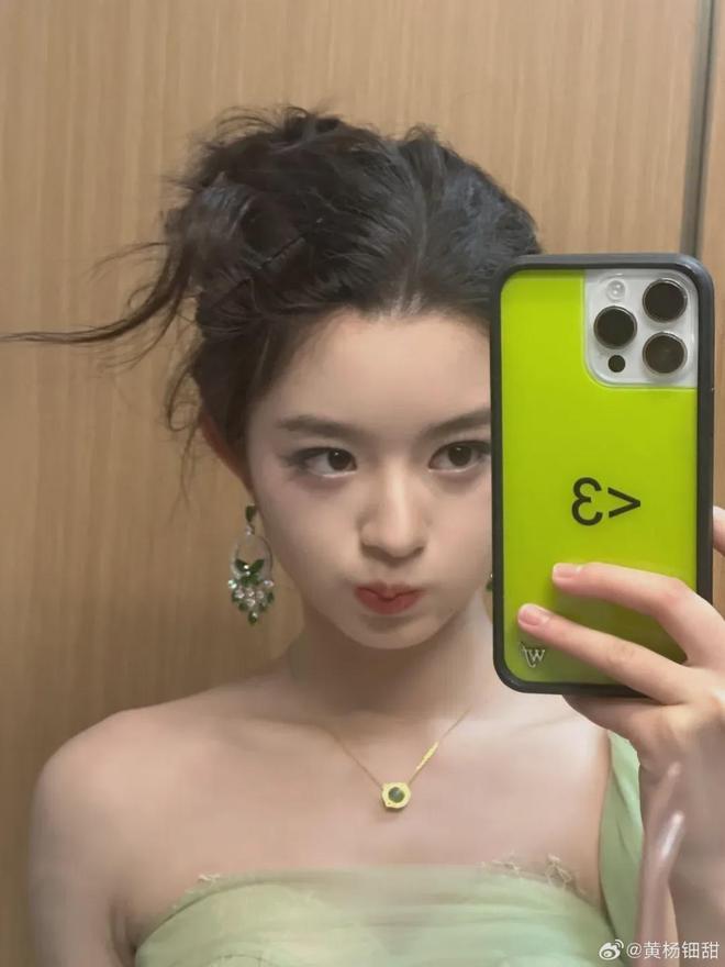 黄杨钿甜首次回应耳环风波：在此认真地和大家道歉，让你们卷入其中我真的非常难过，对不起