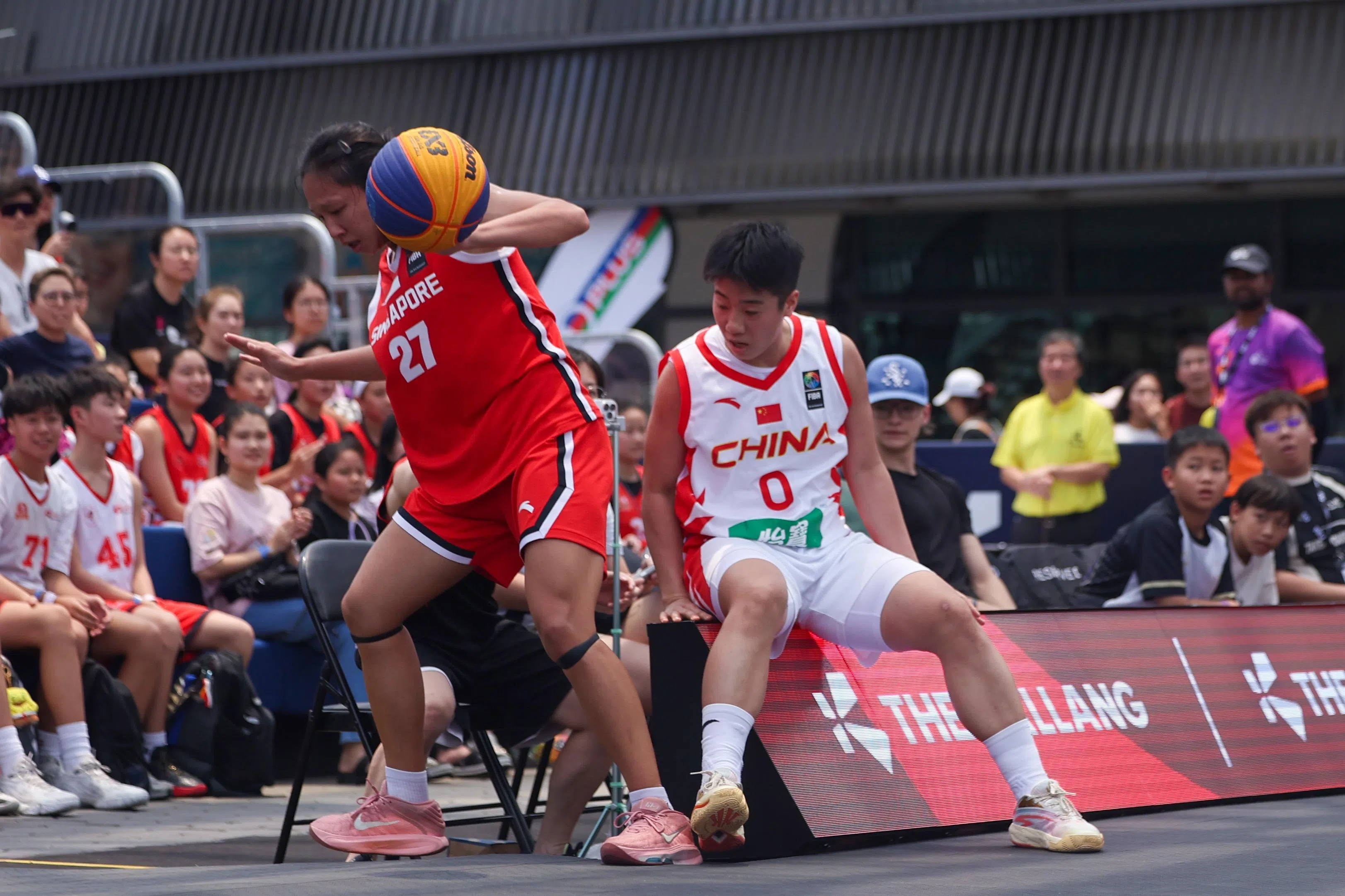 林伽英在赛中倾尽全力，不惜飞身救球。（白艳琳摄）