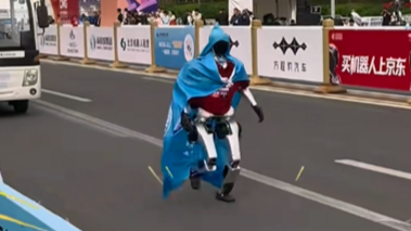 人形机器人竞演半马赛事：披风侠、漫步者、杀马特轮番登场