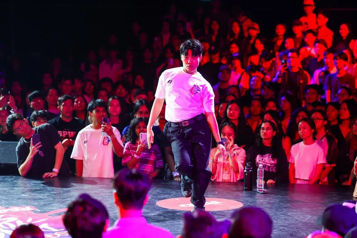 我国选手陈健永在舞台上施展浑身解数，吸引观众瞩目。（林明顺摄）