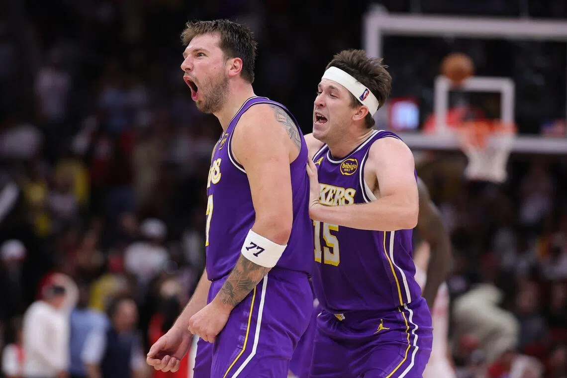 在欧洲接受针对左腿筋二级拉伤的专科治疗后，东契奇（左）预计4月17日返回洛杉矶，有可能在首轮赛结束之前复出。里夫斯（右）遭遇二级腹斜肌拉伤，可能到5月才能回归。（法新社）