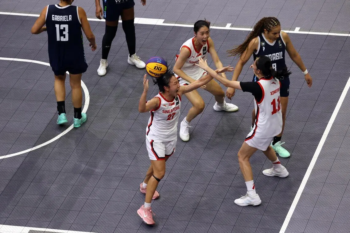 落后时不放弃，我国女队成功逆转后兴奋庆祝。（邝启聪摄）