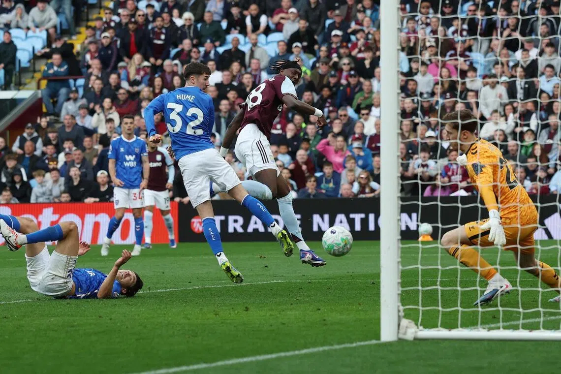 维拉前锋亚伯拉罕（紫衣）在补时第三分钟攻入绝杀球，让主队全取三分。（路透社）