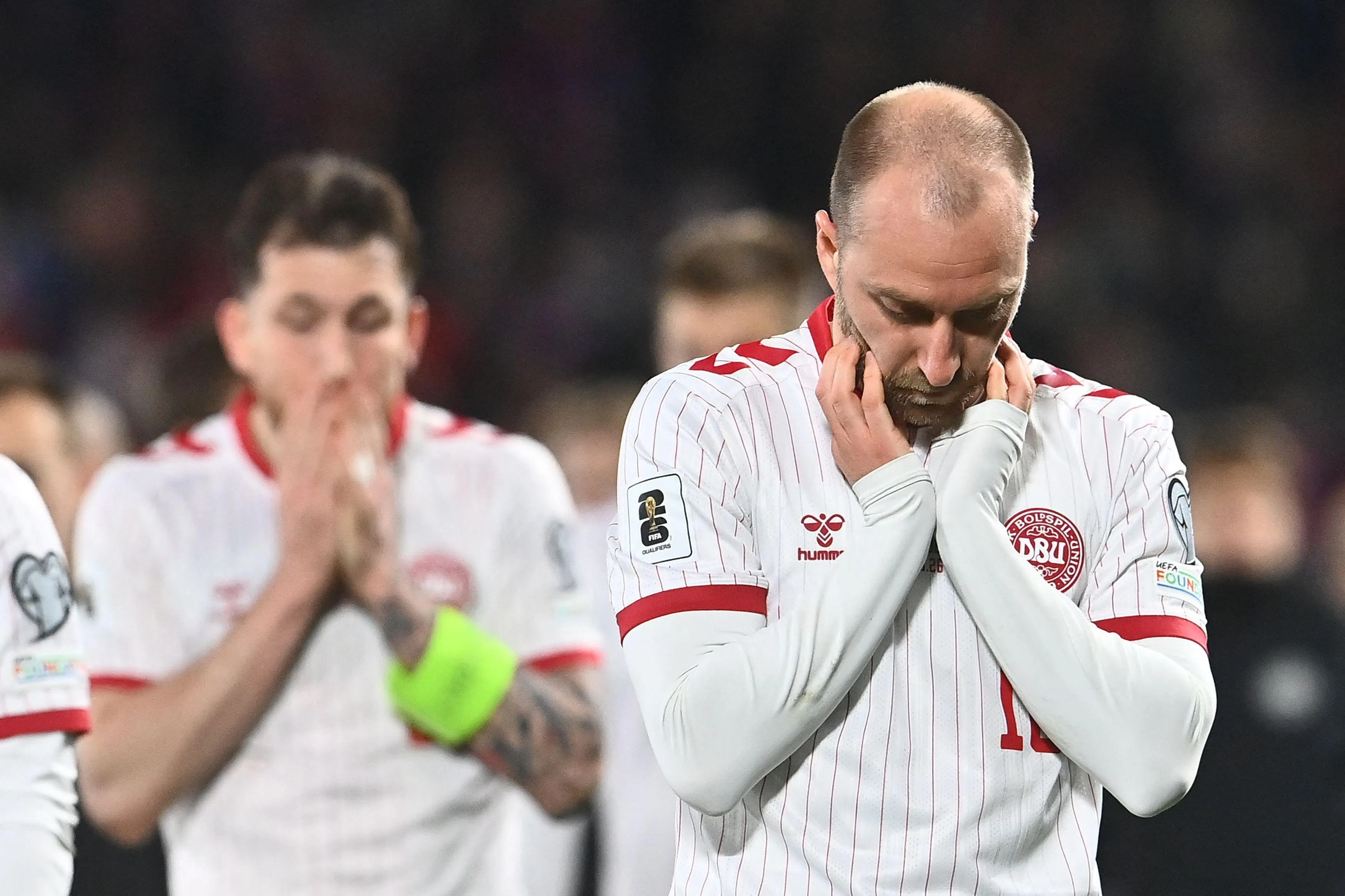 丹麦主将埃里克森（右）和队友们在球队落败后，表情落寞。（法新社）