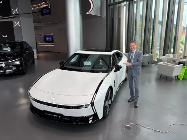 GTR之父参观小鹏P7后无奈苦笑：赛道潜力巨大 自己也想买一台